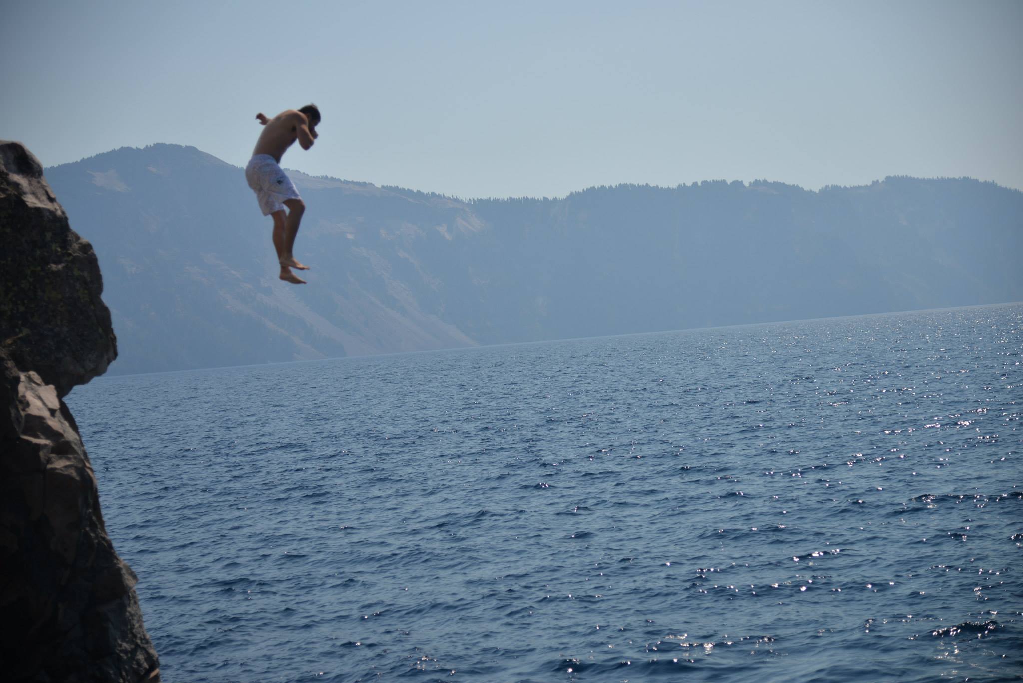 Skok ze útesu do Crater Lake, Oregon
